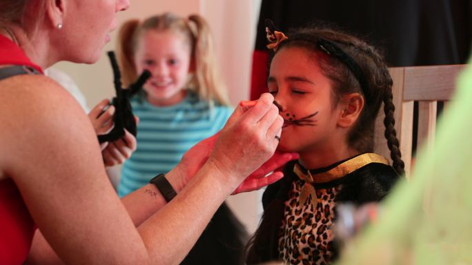 面部喷漆课程小孩过儿童节表演小孩节日表演