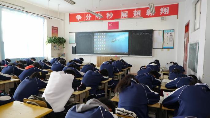 学校中午时学生趴桌子睡午觉