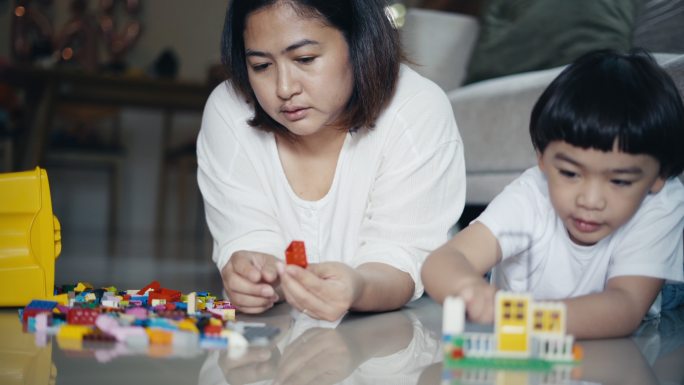 母子玩塑料积木母子玩塑料积木陪伴