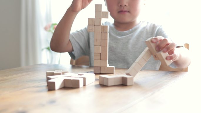 在家学习的男孩玩乐木块拼装组装组合
