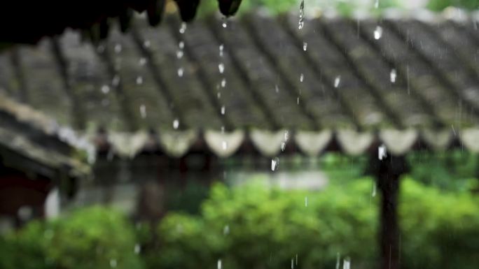 雨水顺着屋檐流下