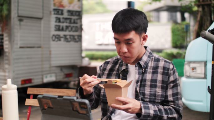 亚洲自由职业商人街头小吃