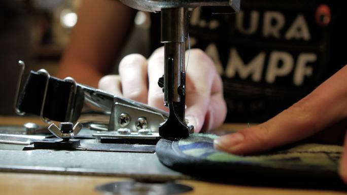 特写女裁缝手缝纫服装设计师