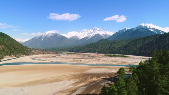 西藏波密雪山下古乡湖航拍