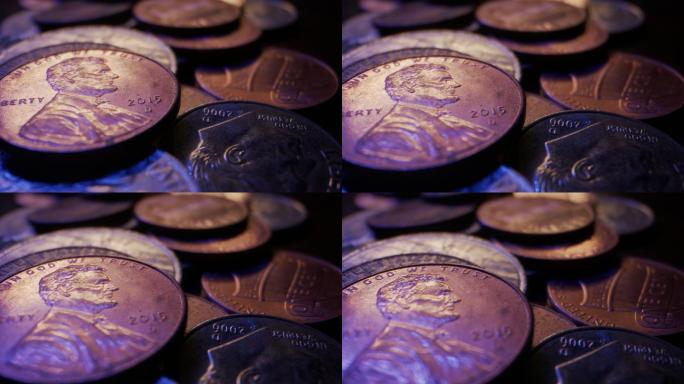 木桌上堆积的美元硬币的特写宏观移动滑块镜头