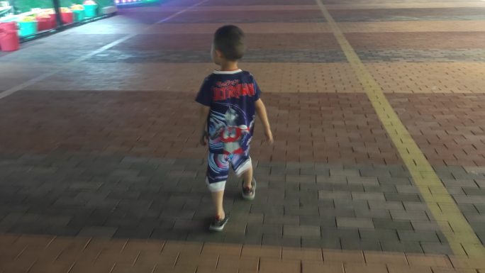 小孩背影夜市走路的小孩