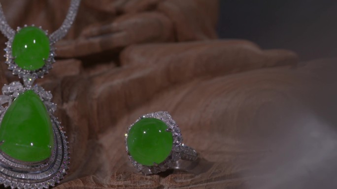 翡翠珠宝项链吊坠冰种满绿镶嵌收藏级翡翠