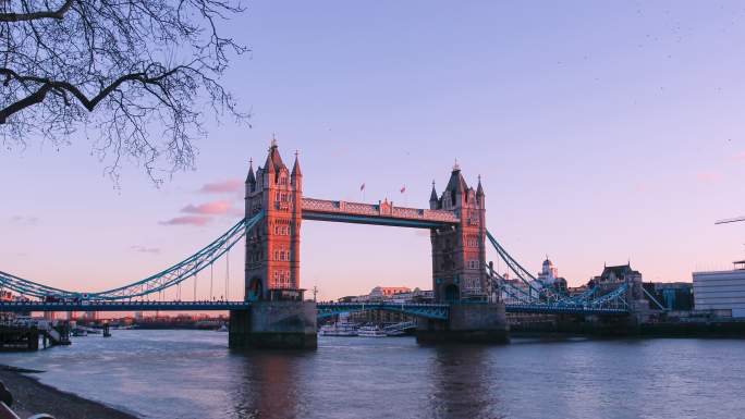 英国伦敦塔桥（Tower Bridge），在夏季使用延时平移、缩放和放大功能