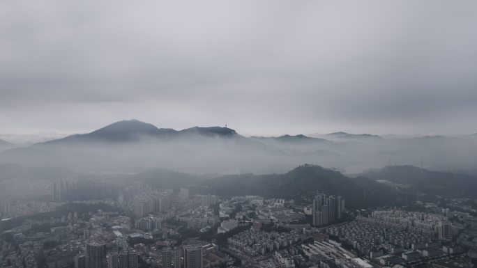 4k航拍深圳梧桐山水库雨后水墨深圳