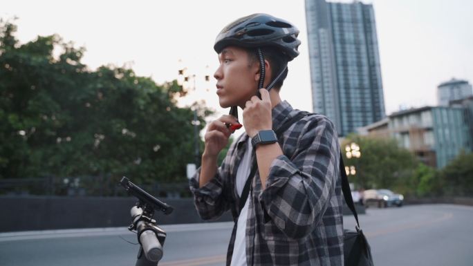 亚洲男子电动滑板车