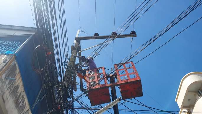 电力线工人电力节能减排污染环保