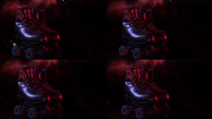 红色迪斯科灯光下的金色旱冰鞋。