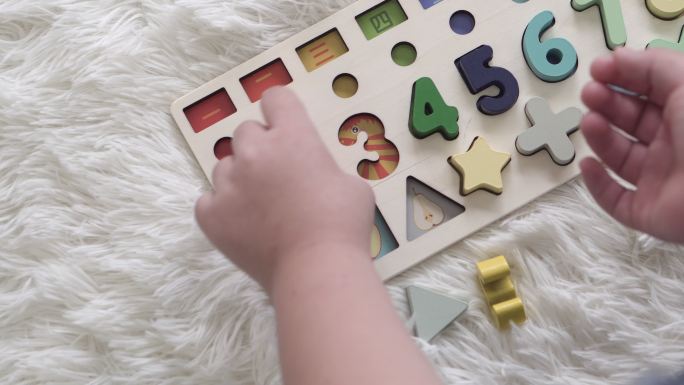 自闭症儿童玩玩具提高大脑技能
