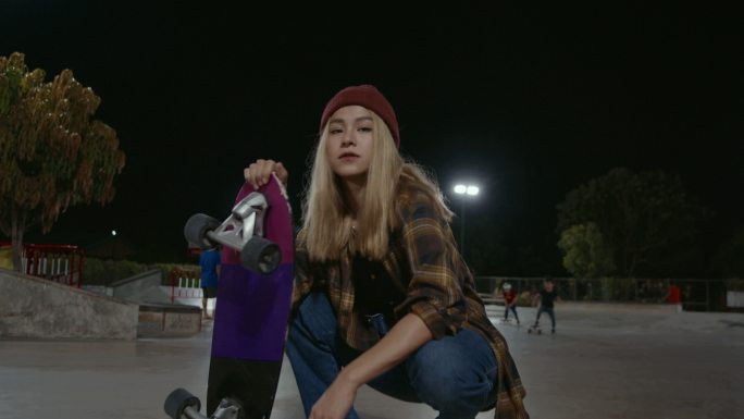 滑冰女孩肖像滑板女孩潮人青年