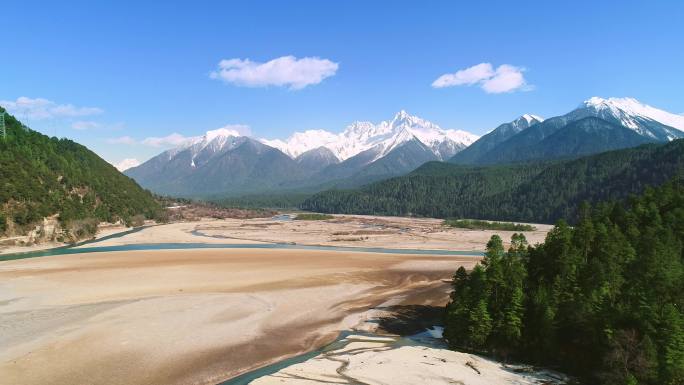 西藏波密雪山下古乡湖航拍