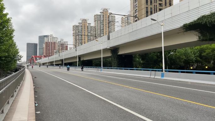 上海封城中的公路街道状况