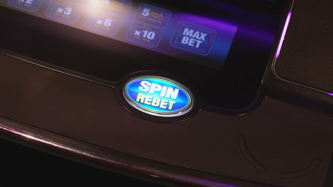 赌场俱乐部会所内赌博用老虎机的特写手推游戏或旋转按钮