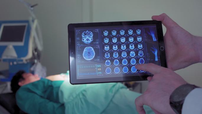 特写专业外科医生在数字平板电脑上观看脑部扫描