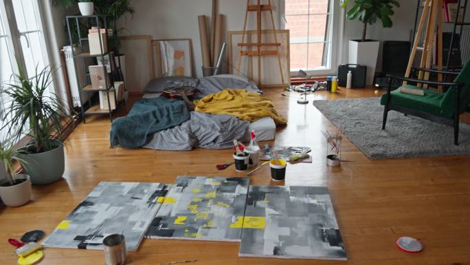 艺术家公寓工作室画板架不收拾的房间