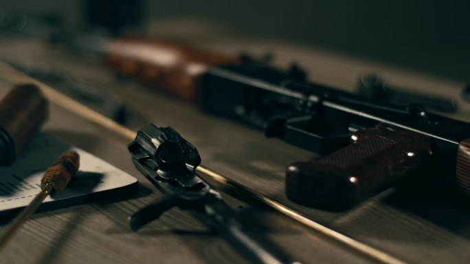 AK-47枪和清洁配件放在桌子上。随时可用