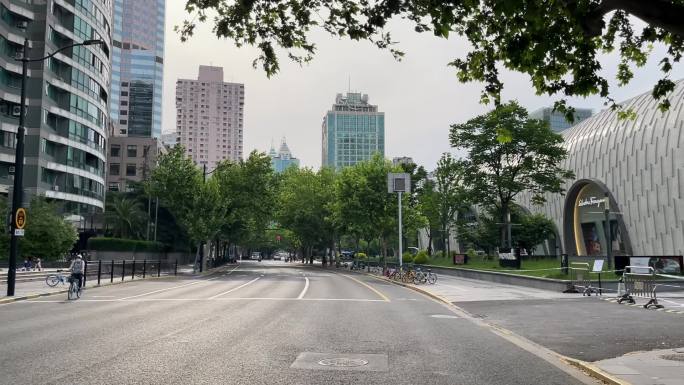 上海封城中的空荡街道