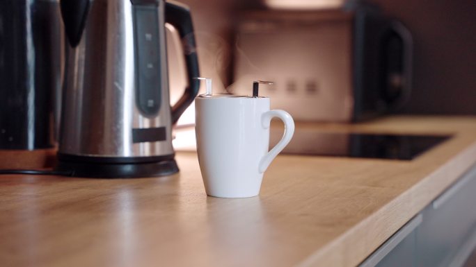 厨房柜台上的热水茶杯