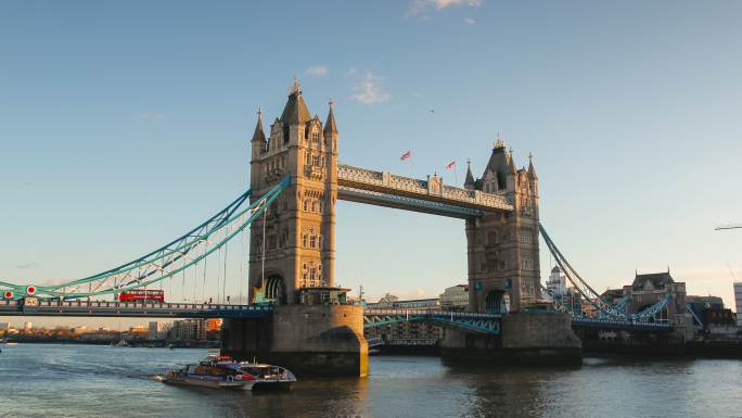 英国伦敦塔桥（Tower Bridge），在夏季使用延时平移、缩放和放大功能