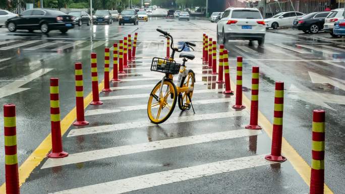 共享单车雨中街角路边