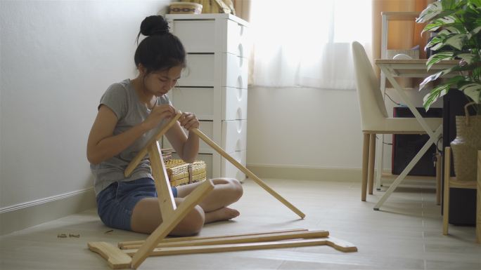 亚洲女人正在组装晾衣架