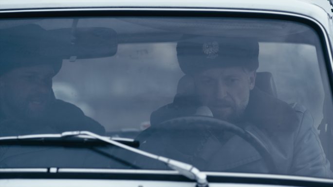 波兰1981年戒严法。社会主义民兵开着老式汽车巡逻