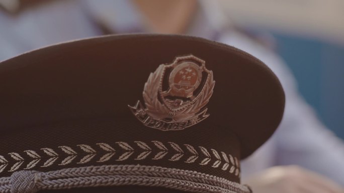 【灰度】公安民警警帽警徽特写