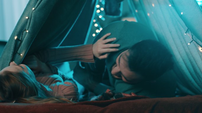 一对情侣躺在家里的帐篷里
