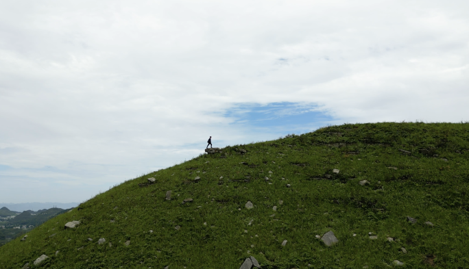 大气恢宏成功人士徒步登山励志成功精神视频