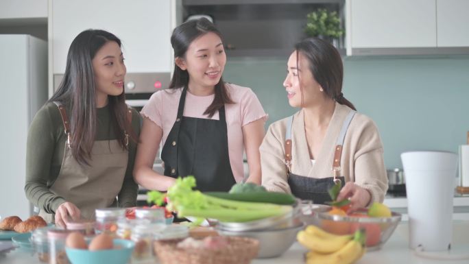 周末，3名亚裔中国女性朋友在厨房柜台在家做饭