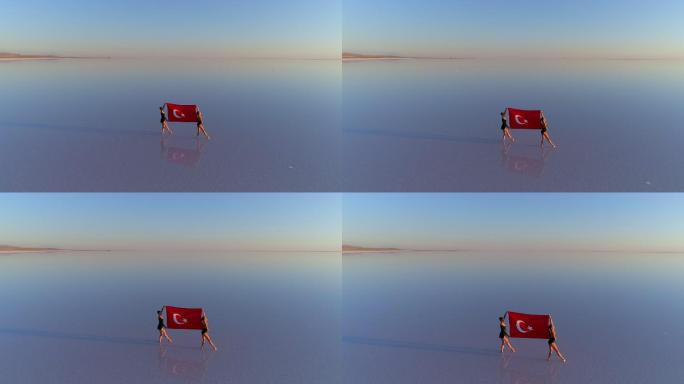 湖面上挂着土耳其国旗的芭蕾舞演员