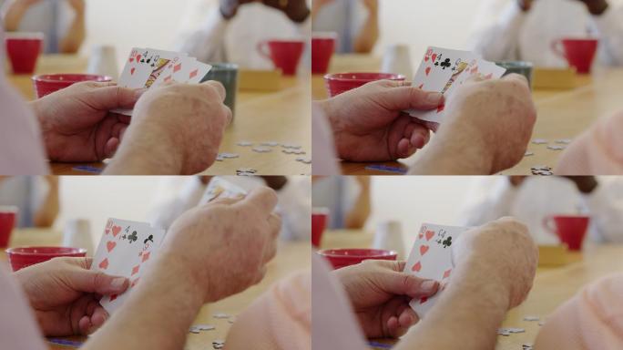 特写老年人在社区中心玩纸牌游戏