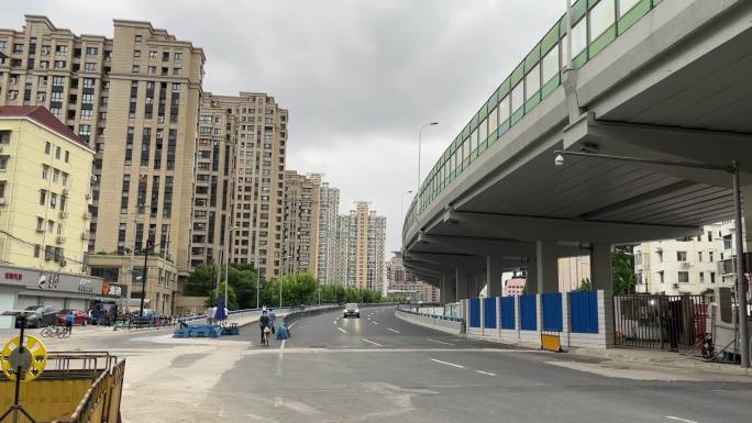 上海封城中的高架公路街边