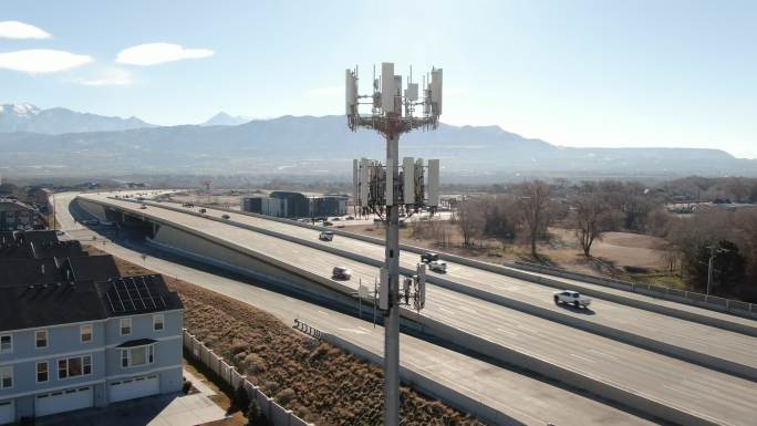 繁忙高速公路旁的5G手机发射塔