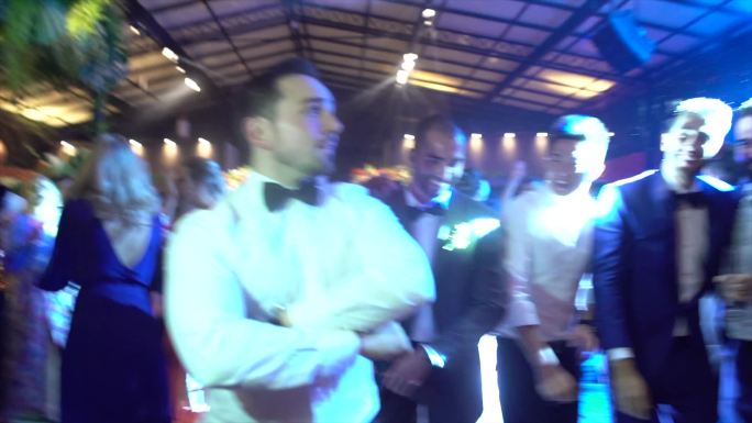 婚礼宾客在派对上跳舞