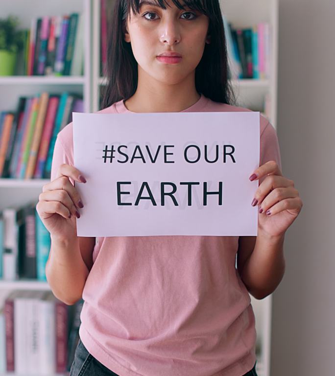 女性手持拯救地球标志的垂直视频。
