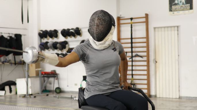 女子轮椅击剑运动员与教练一起训练