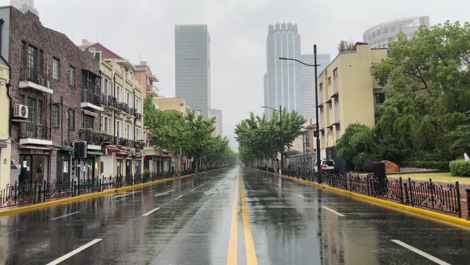 上海封城中的雨天街道