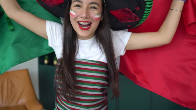 拉丁少女庆祝墨西哥足球队获胜