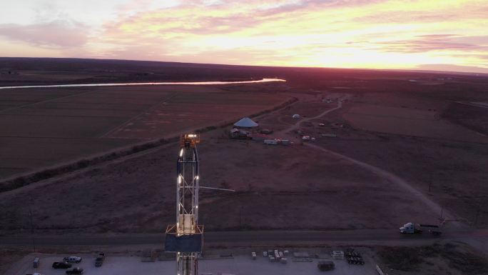黎明或黄昏时分，无人驾驶飞机在德克萨斯州西部或美国南部卡尔斯巴德附近油田的新墨西哥州东南部发射压裂油