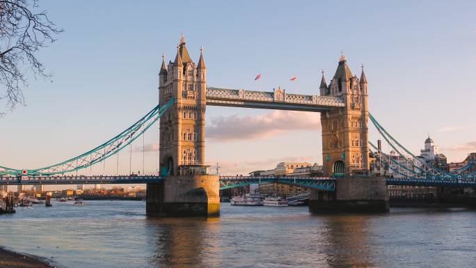 英国伦敦塔桥（Tower Bridge），在夏季使用延时平移、缩放和放大功能