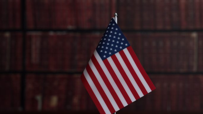 法律书籍前飘扬的美国国旗