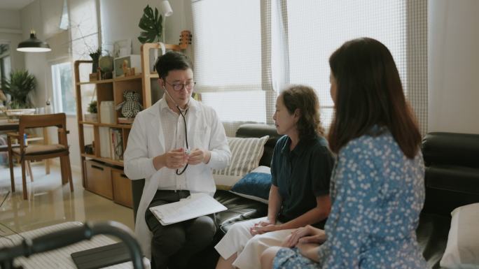 医生检查老年患者家庭医疗服务