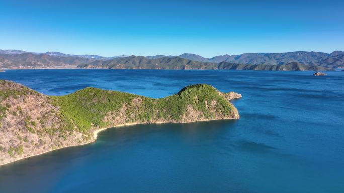 泸沽湖上形状奇特的岛屿