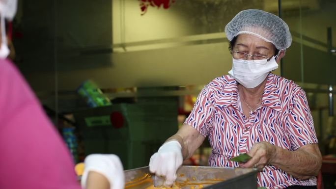 马来西亚美食：“Otak Otak”（阿塔普树叶包裹的鱼糕）