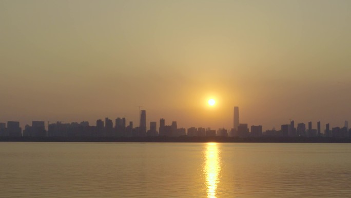 4K原创-城市夕阳黄昏湖水波光粼粼